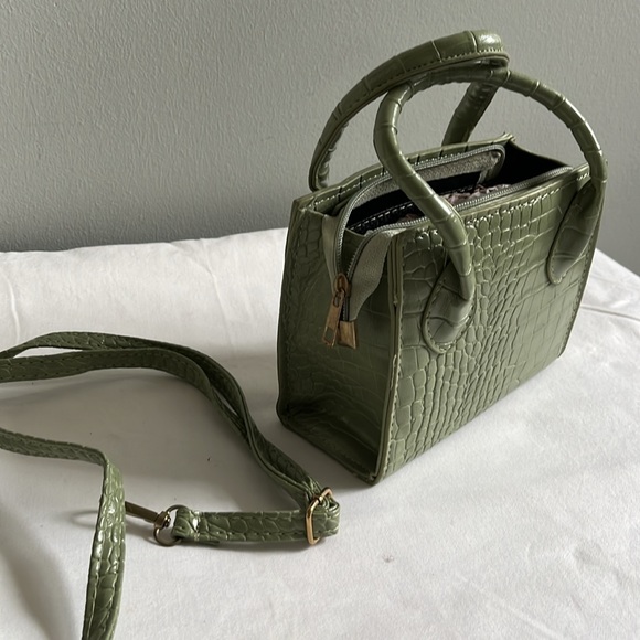 New without tags green faux crocodile mini bag - Picture 3 of 9